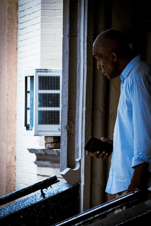 Kostnadsfri bild av afroamerikansk man, äldre, fönster