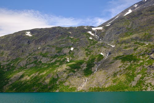 Kostnadsfri bild av blå himmel, flod, grönt berg