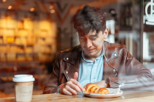 Fotobanka s bezplatnými fotkami na tému cez sklo, človek, croissant