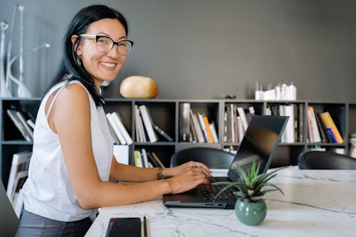 Kostenloses Stock Foto zu asiatisch, brille, büro