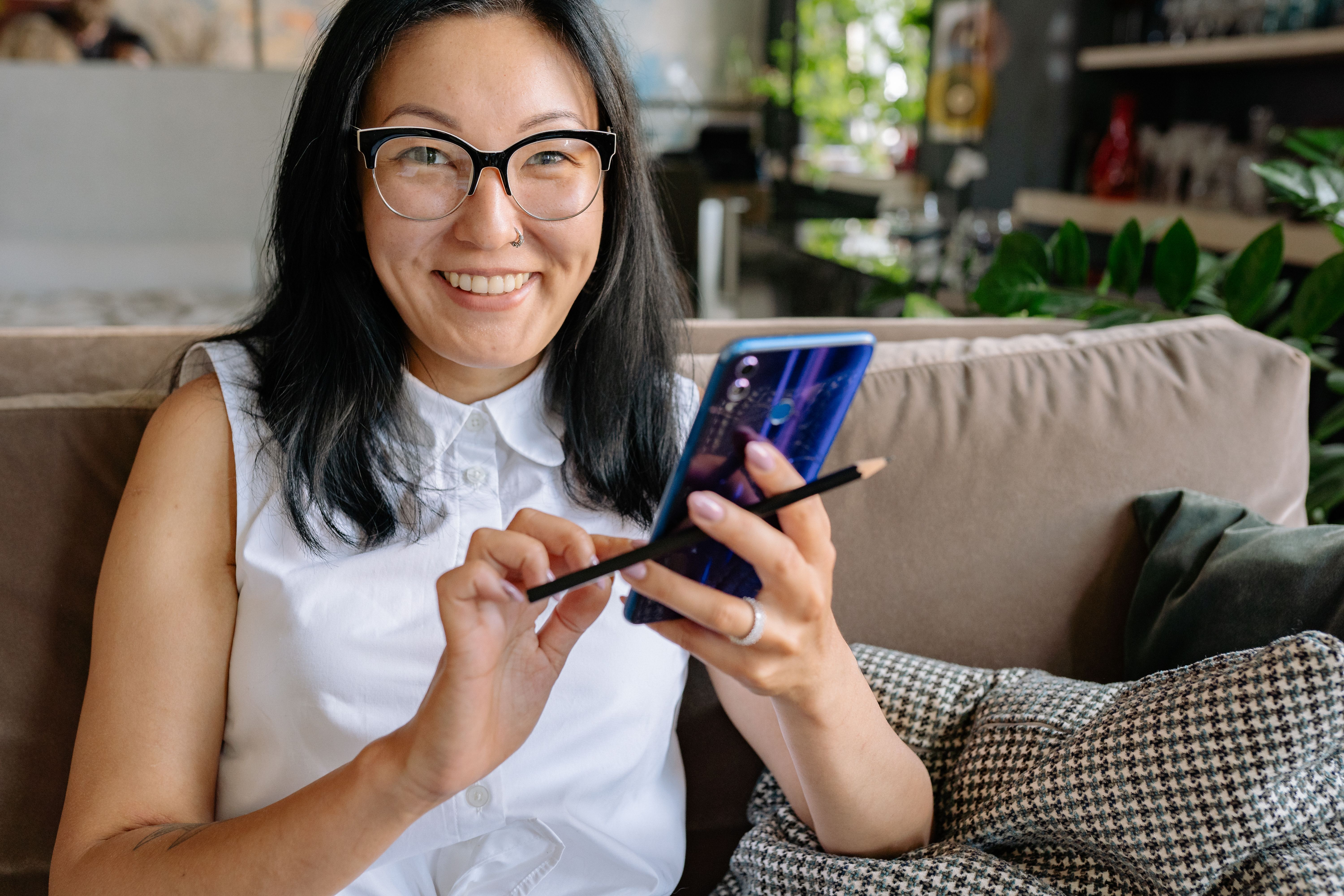 スマートフォンでログイン画面を操作する様子