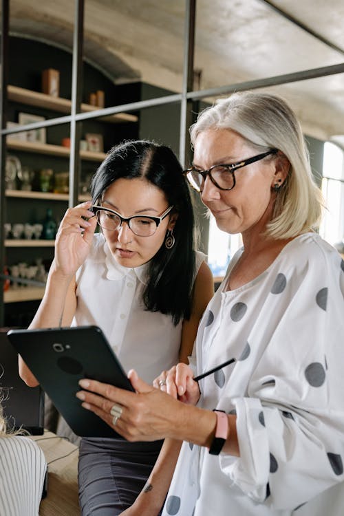 Gratis stockfoto met binnen, bril, collega's