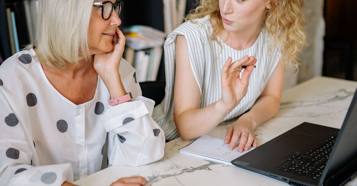 Colaboradora Women Collaborating at Work · Free Stock Photo