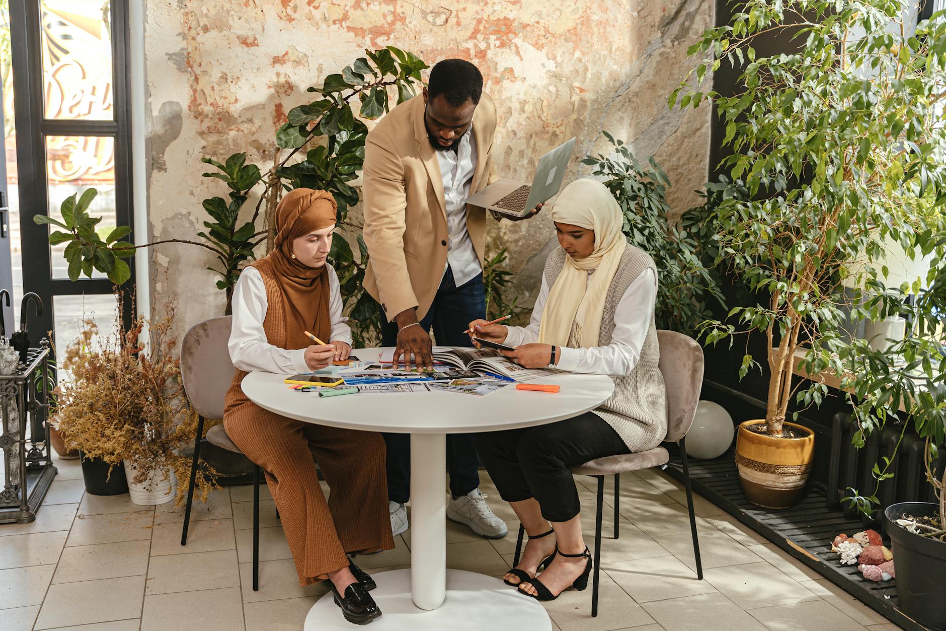 創意代理商屍體上的新物种:2026年需求驅動型平台崛起全解剖 創意代理商屍體上的新物种:2026年需求驅動型平台崛起全解剖