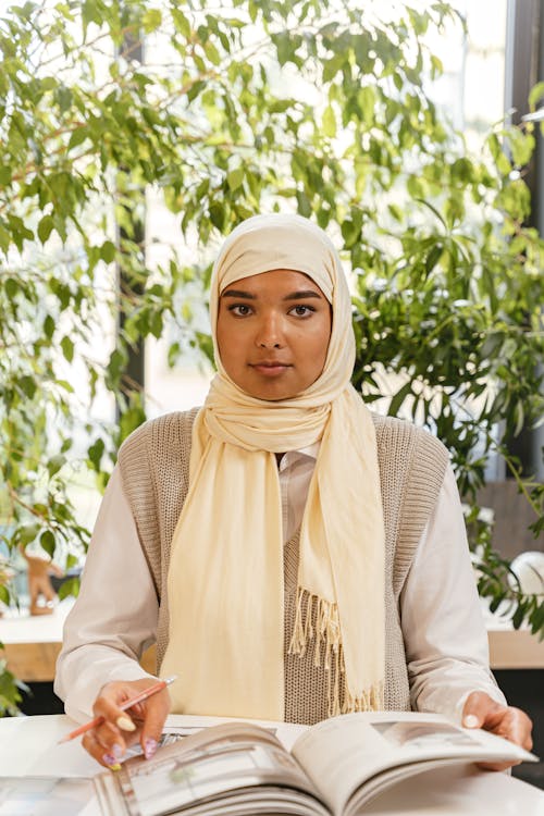 Gratis arkivbilde med blad, bord, hijab