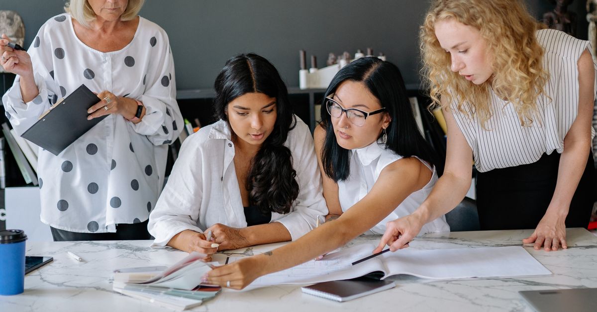Colaboradora Women Collaborating at Work · Free Stock Photo