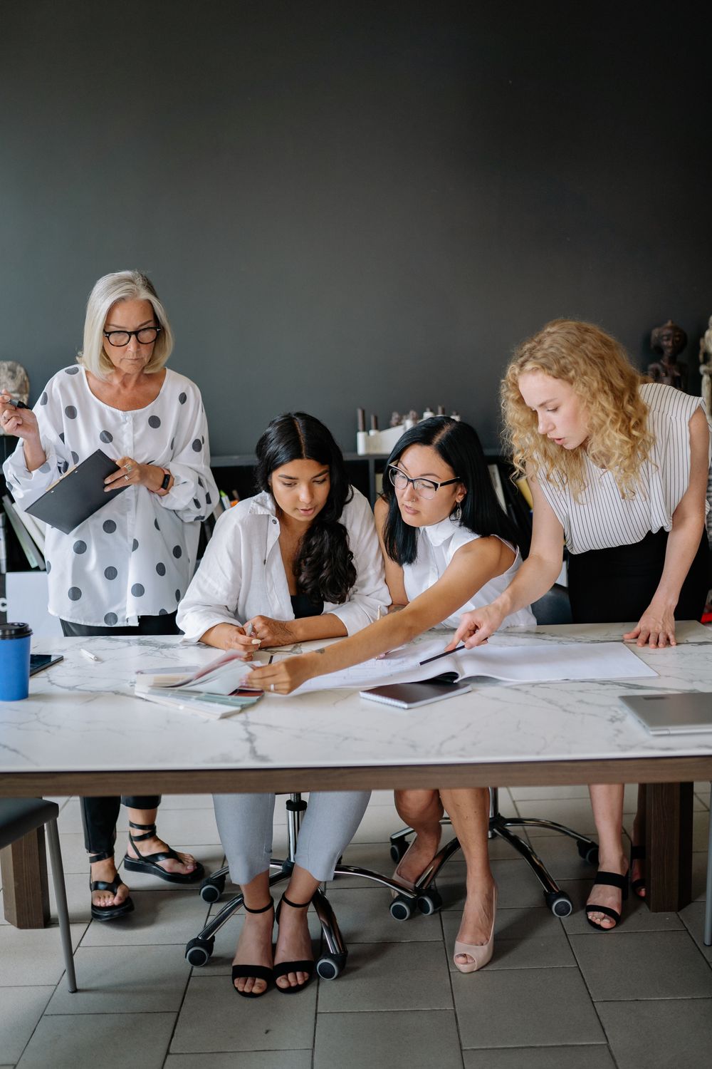 Colaboradora Women Collaborating at Work · Free Stock Photo