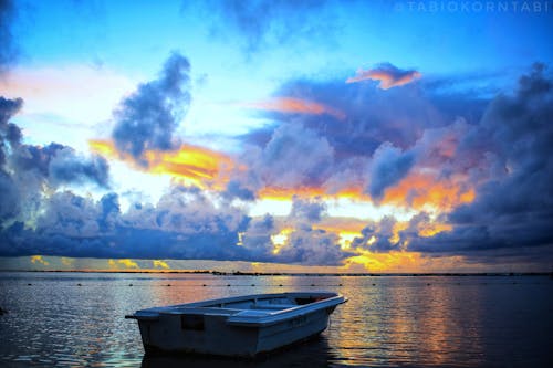 Céu Azul, Branco E Laranja Durante O Pôr Do Sol