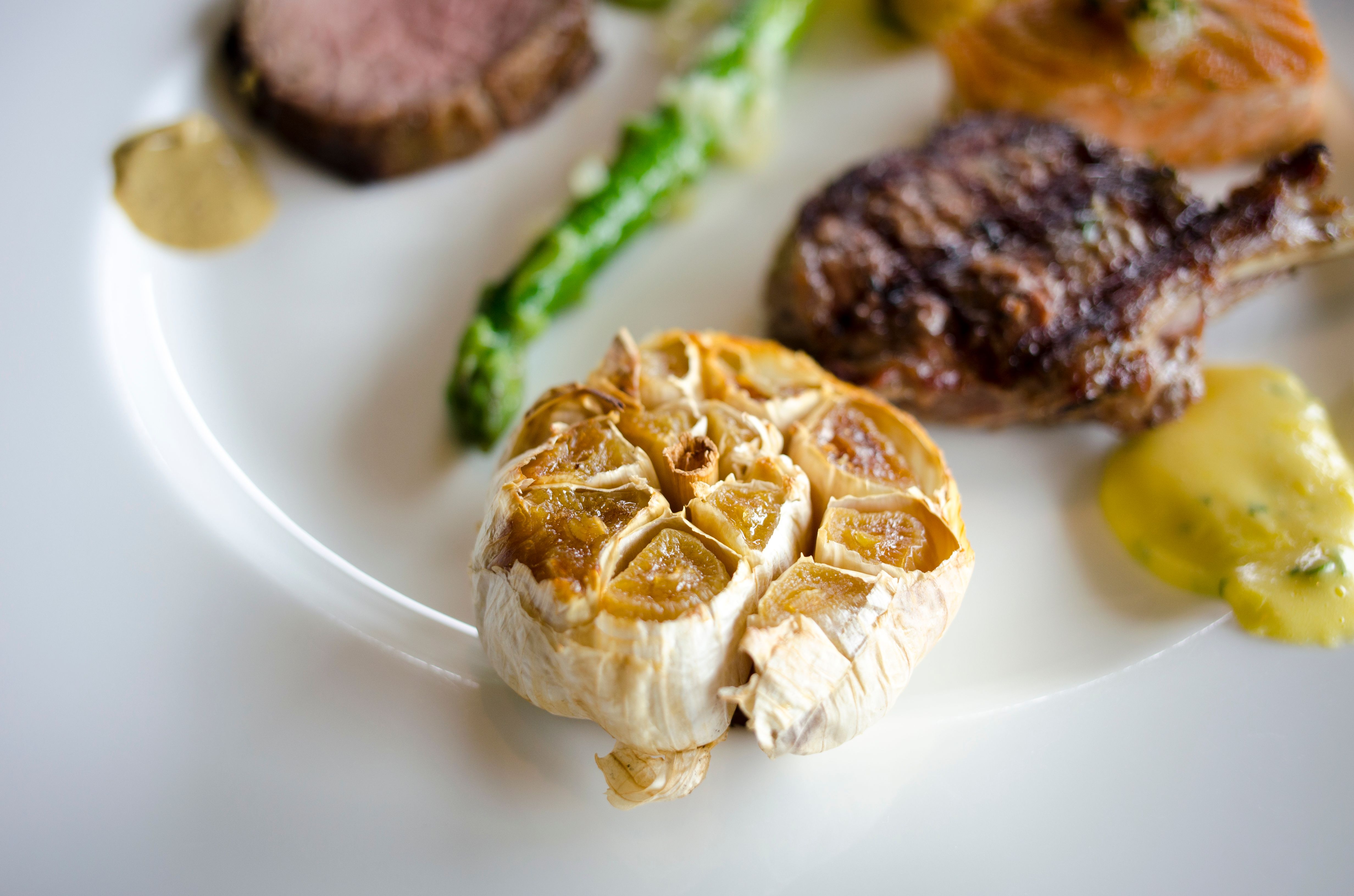 Grilled lamb with garlic sauce