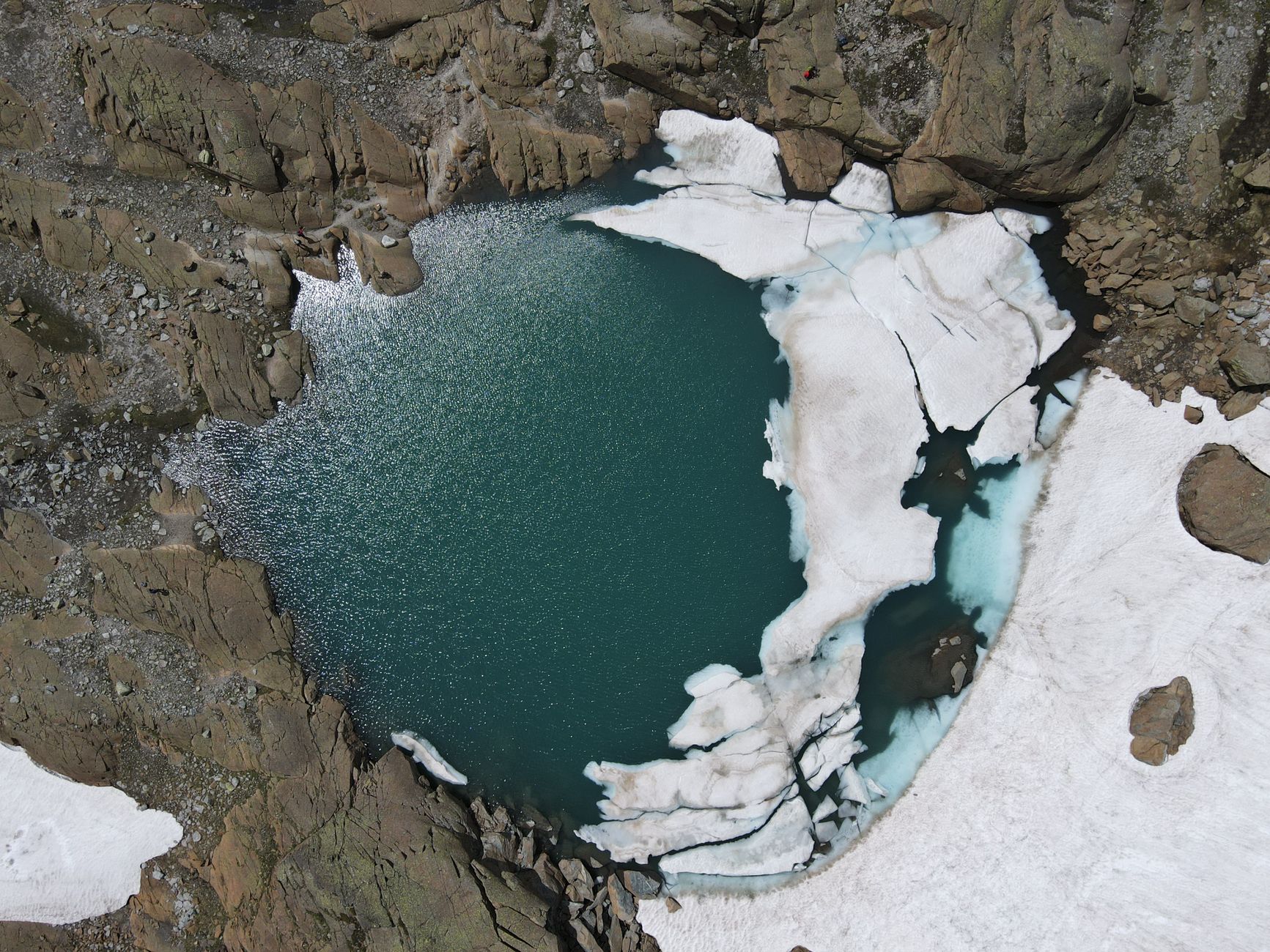 주민등록등본 발급, 더 이상 헤매지 마세요! 무인발급기 vs 인터넷 총정리 5 Explore the striking aerial view of a frozen glacier lake in Binn, Switzerland, surrounded by rugged rock formations.