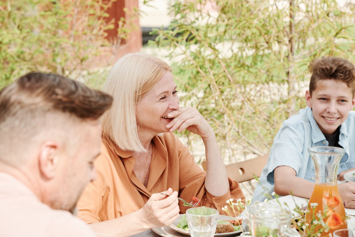 Famille multigénérationnelle réunie