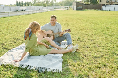 Kostenloses Stock Foto zu akustische gitarre, beziehung, feld