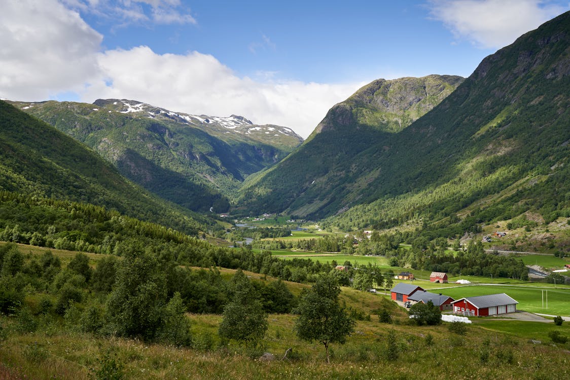 Gratis arkivbilde med bakgrunnsbilde, dal, hus