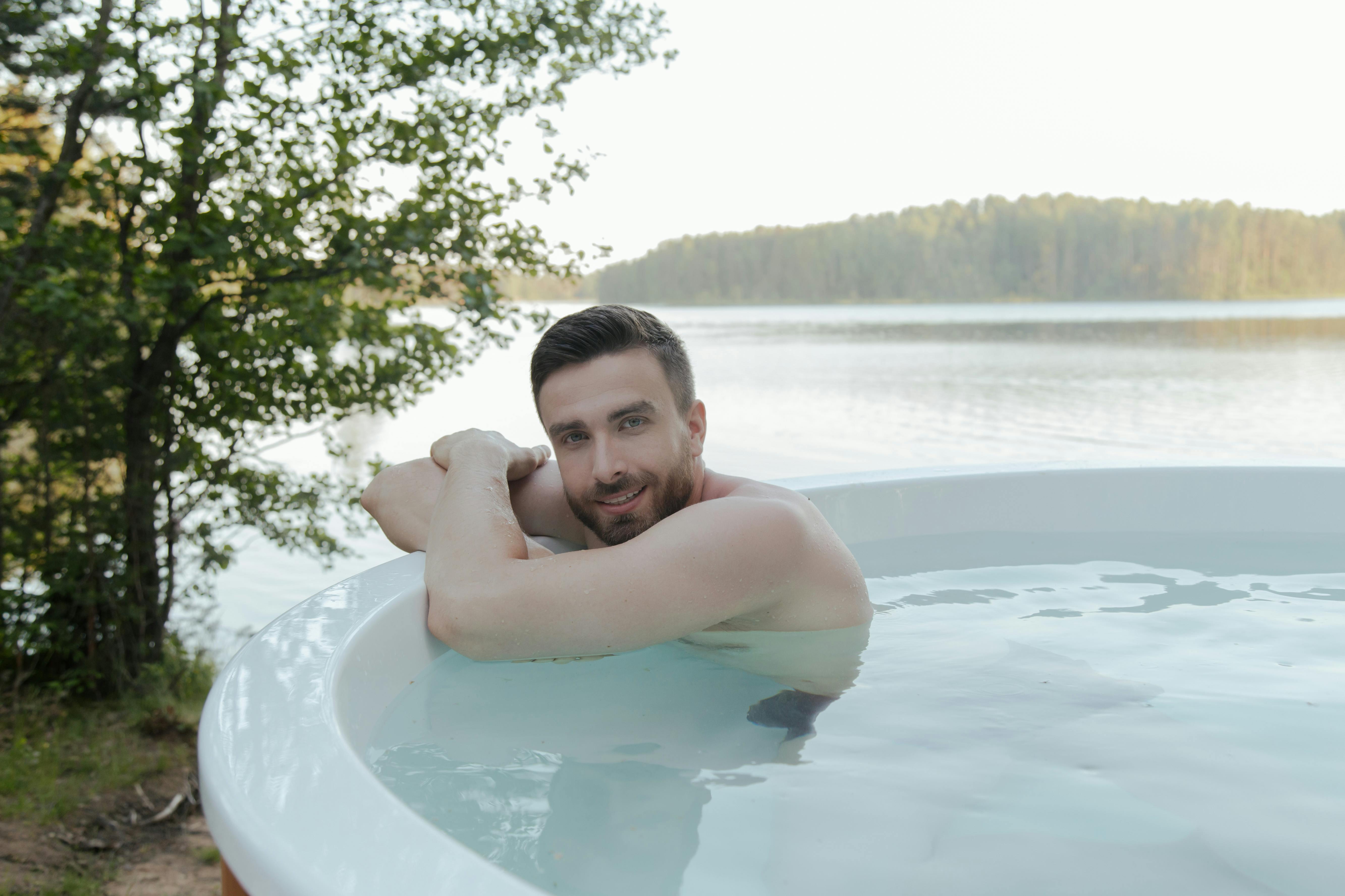 Homme Se Relaxant Au Spa En Plein Air Photo stock - Image du masculin,  luxe: 220336856