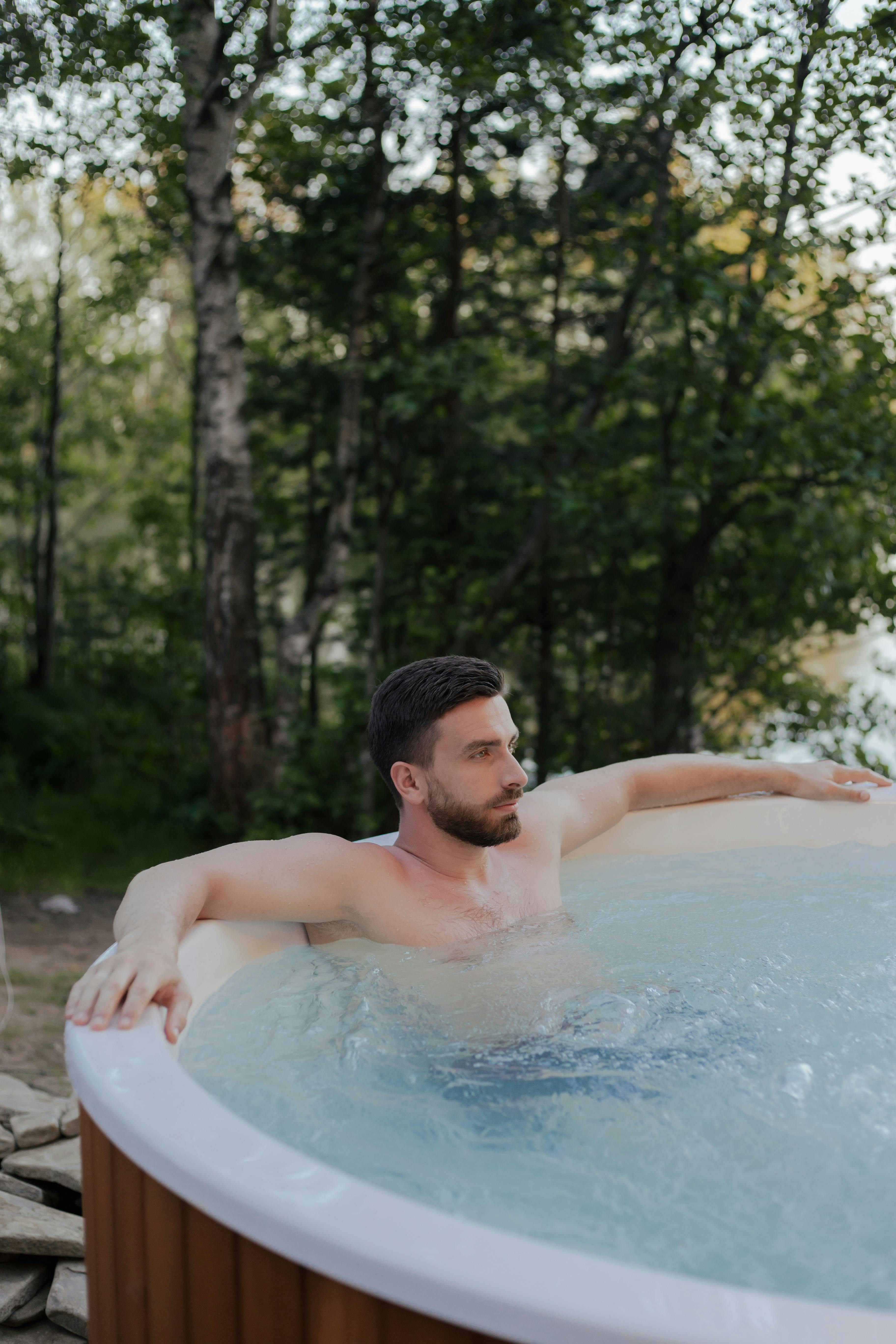 Homme Se Relaxant Au Spa En Plein Air Photo stock - Image du masculin,  luxe: 220336856