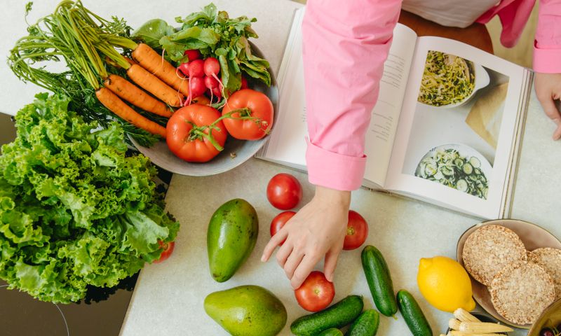 Verduras e frutas frescas dispostas sobre mesa — vista de cima para lista de compras saudável