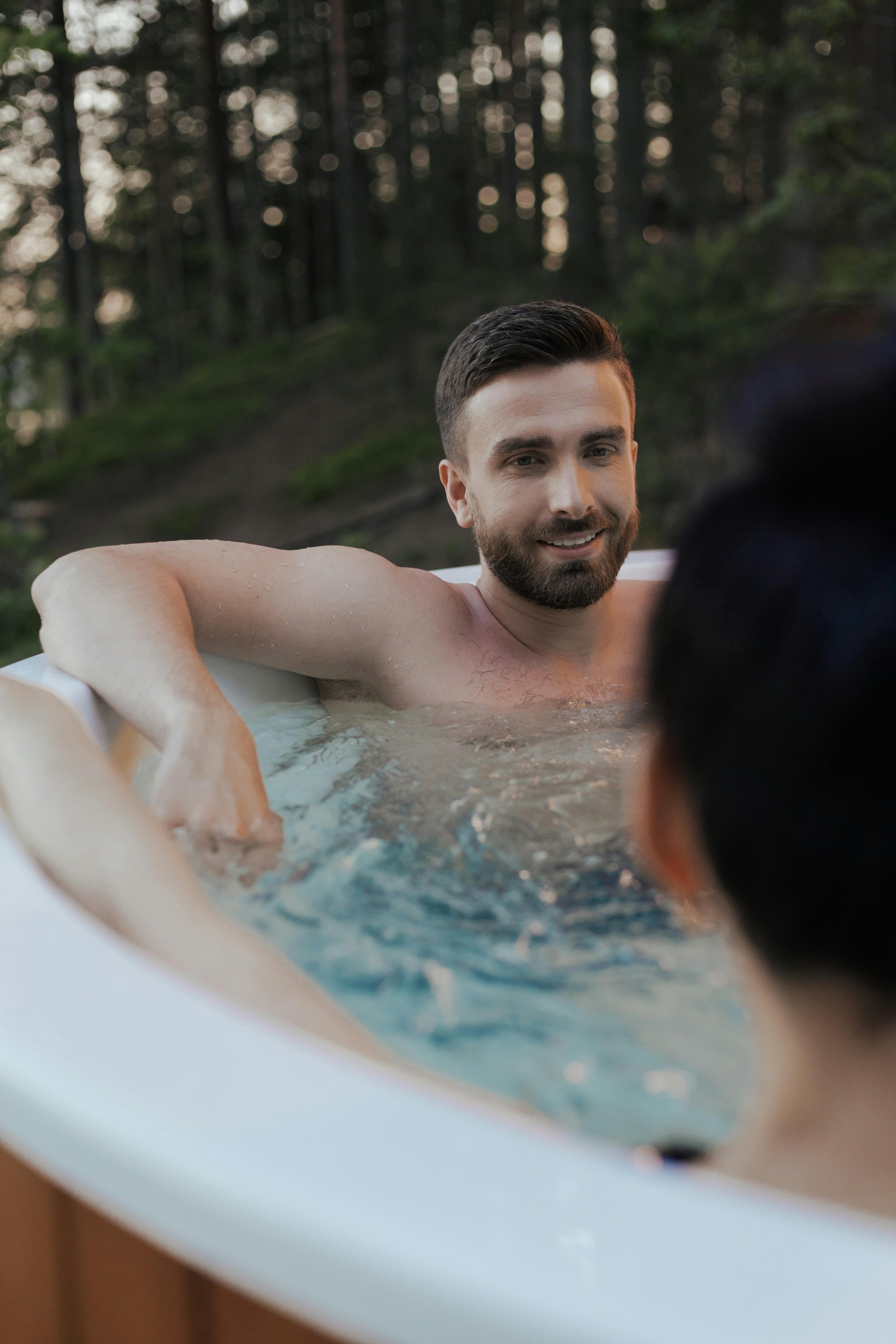 Homme Se Relaxant Au Spa En Plein Air Photo stock - Image du masculin,  luxe: 220336856