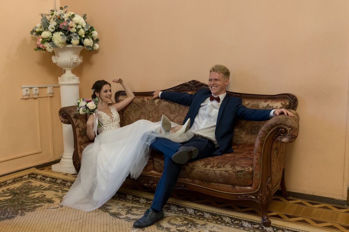 Bride And Groom Sitting On A Brown Couch Free Stock Photo bride-and-groom-sitting-on-a-brown-couch-free-stock-photo