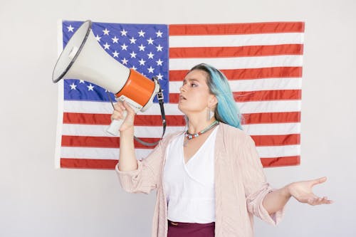 Kostenloses Stock Foto zu amerikanische flagge, kaukasische frau, lautsprecher