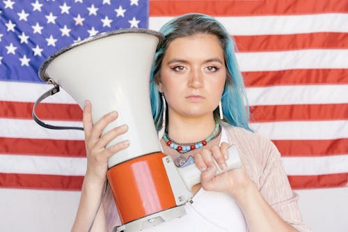 Ingyenes stockfotó amerikai zászló, hangszóró, kaukázusi nő témában
