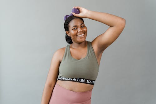 Kostenloses Stock Foto zu afroamerikaner-frau, aktivbekleidung, farbige frau