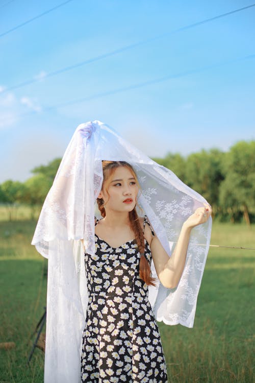 Kostnadsfri bild av asiatisk kvinna, blommig klänning, Framställ