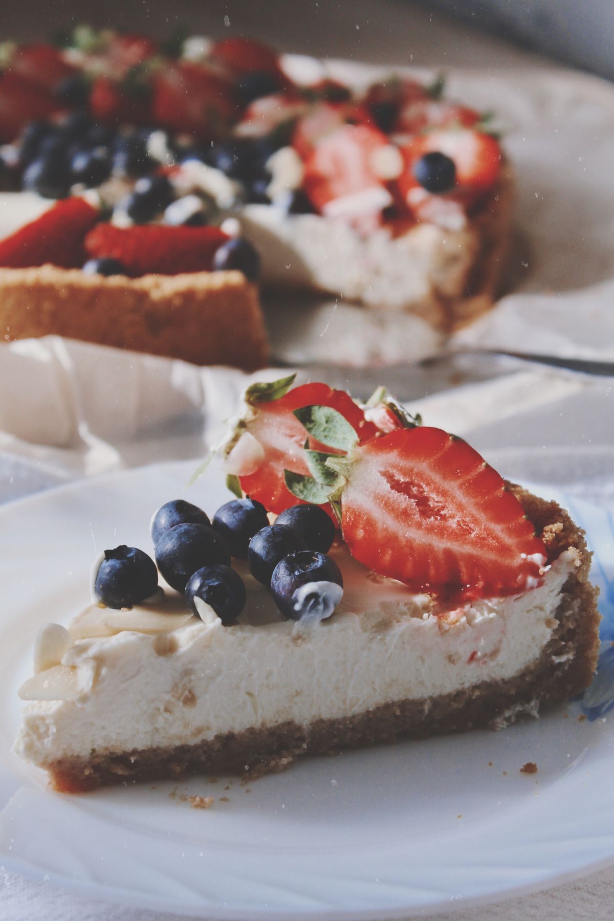 Cheesecake met verschillende bessen en fruit
