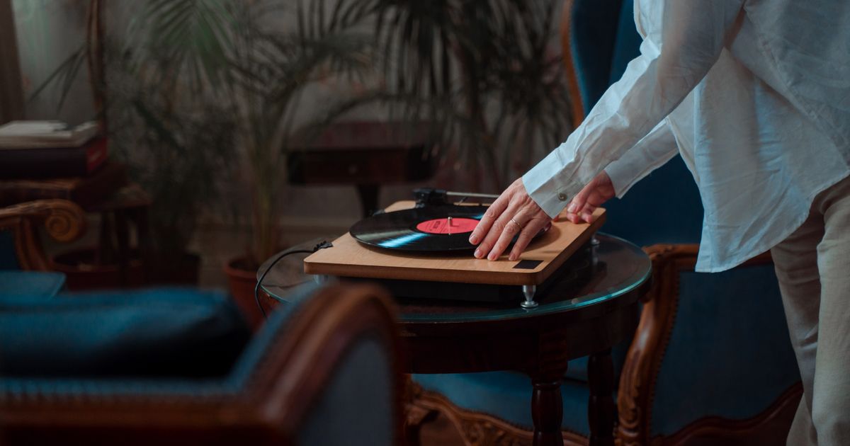 Poslech vinylu na gramofonu v obývacím pokoji