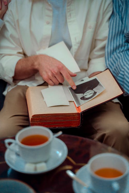 Close-up D'un Homme De Lecture Ebook Sur Tablette Numérique Banque D'Images  et Photos Libres De Droits. Image 40029143