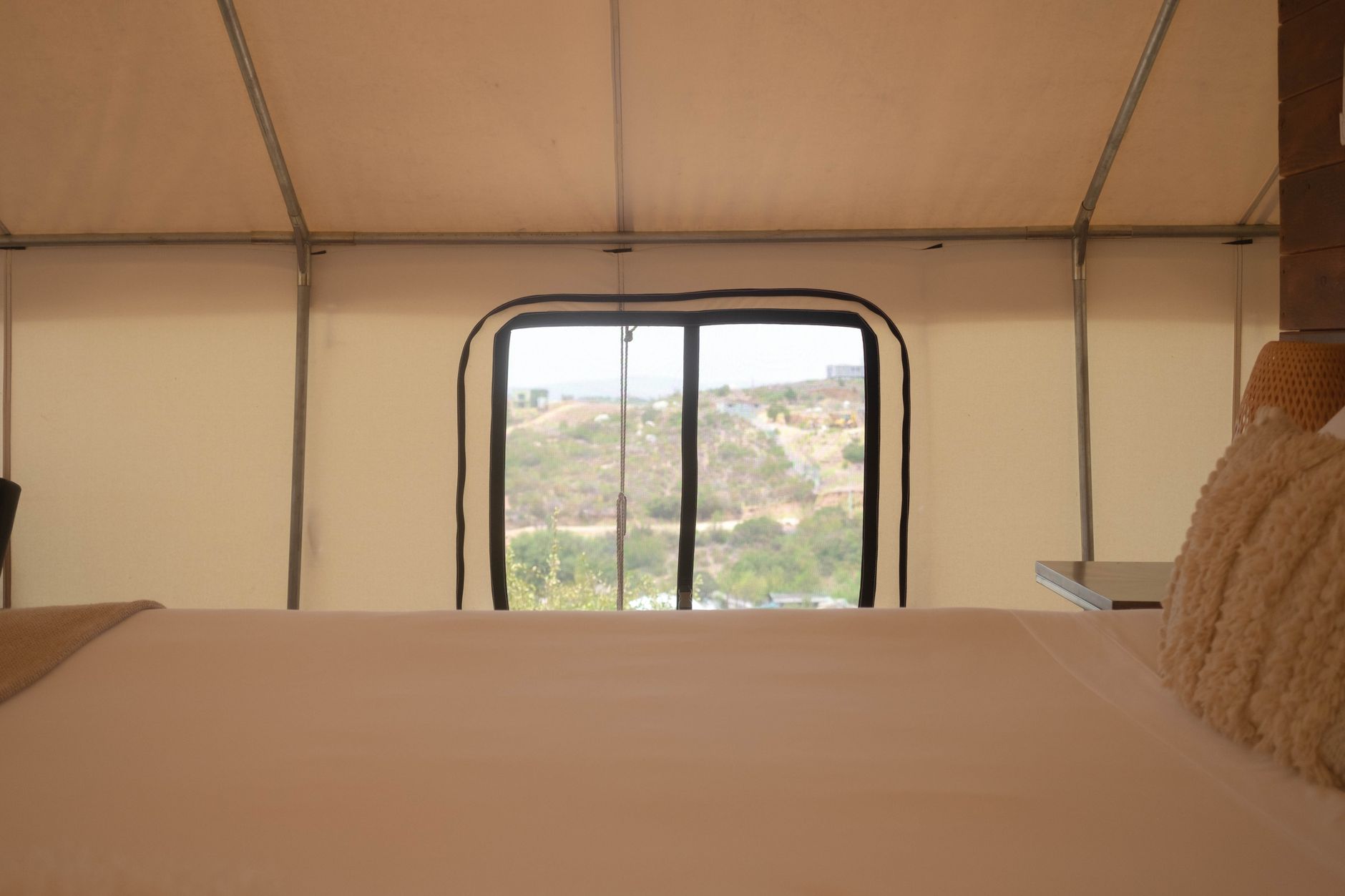 Tenda glamping mewah di tengah hutan pinus berkabut di Ciwidey Bandung Tenda glamping mewah di tengah hutan pinus berkabut di Ciwidey Bandung