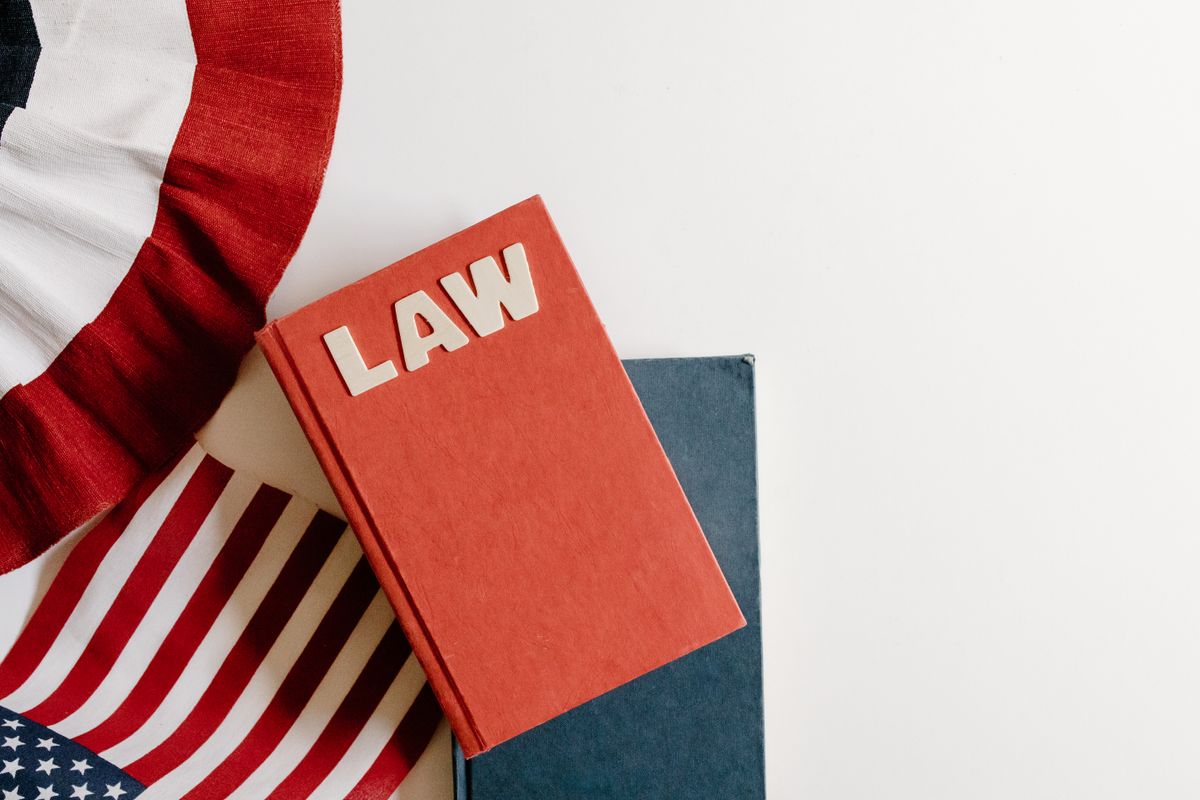 Análisis de contratos y documentos legales