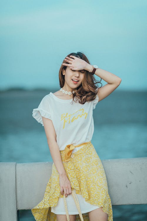 Free Wanita Mengenakan Mini Dress Scoop Neck Putih Dan Kuning Stock Photo