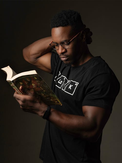 Kostnadsfria Kostnadsfri bild av afroamerikansk man, bok, glasögon Stock foto