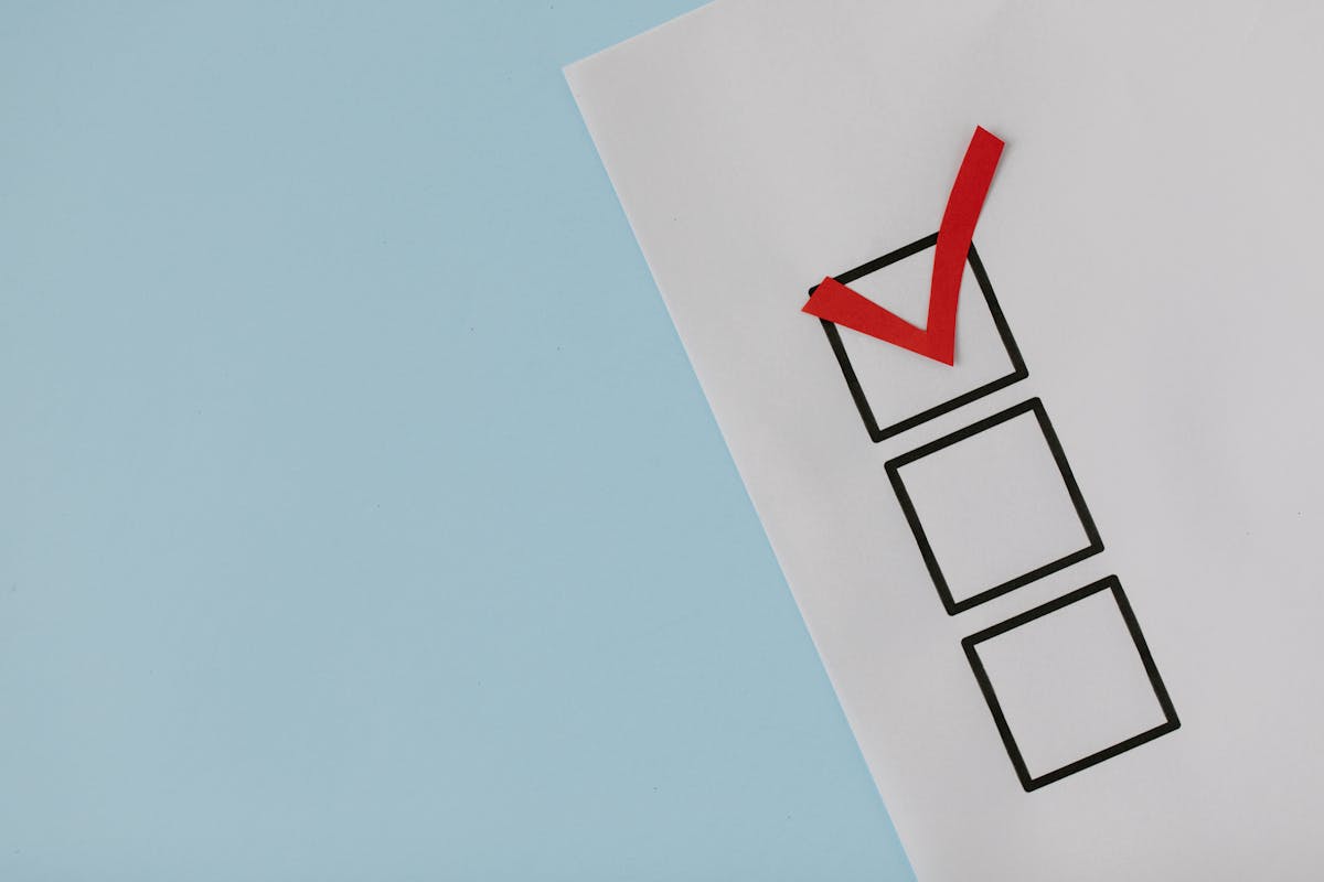 Checklist su carta con tre caselle e un segno di spunta rosso