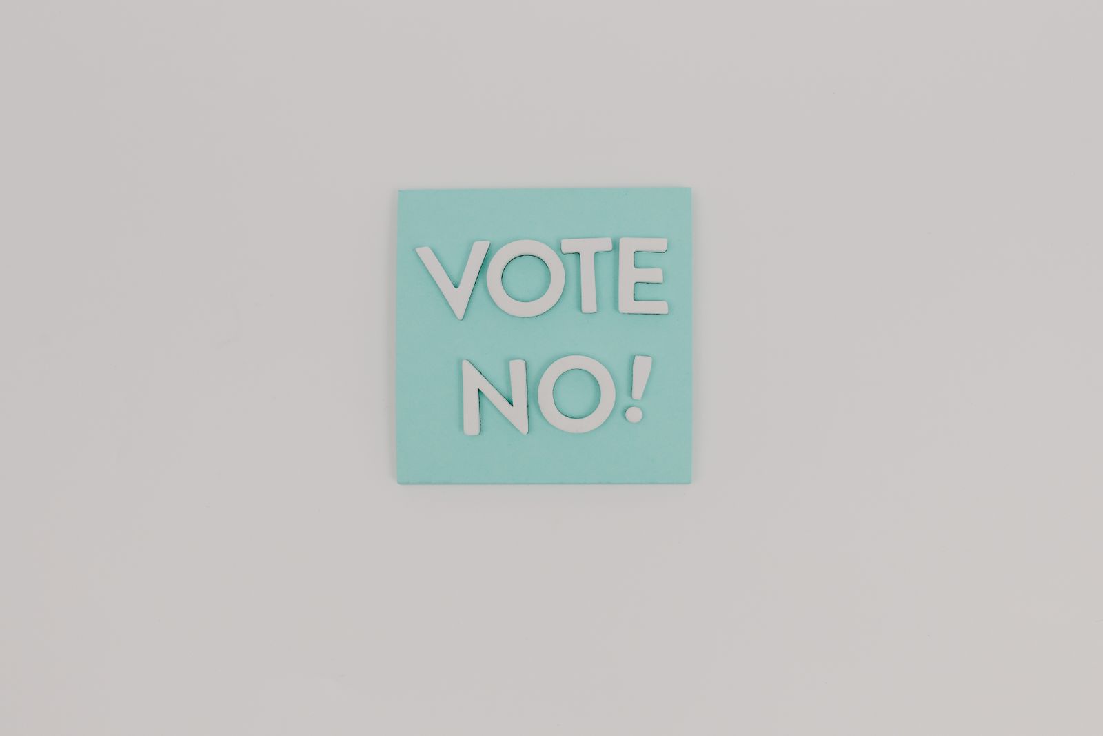 Publicação política com aviso visual sobre riscos de segurança