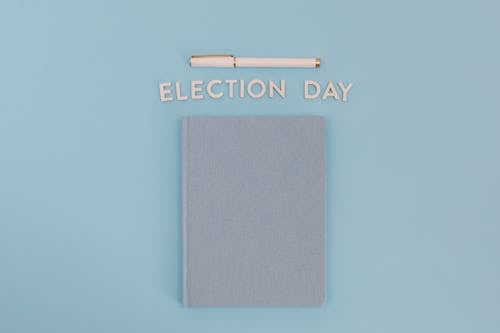 Kostenloses Stock Foto zu blauem hintergrund, demokratie, notizbuch