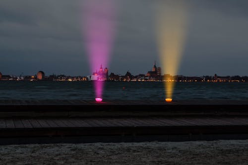 Gratuit Deux Lumières Violettes Et Orange Sur Le Dessus De La Surface Brune Photos