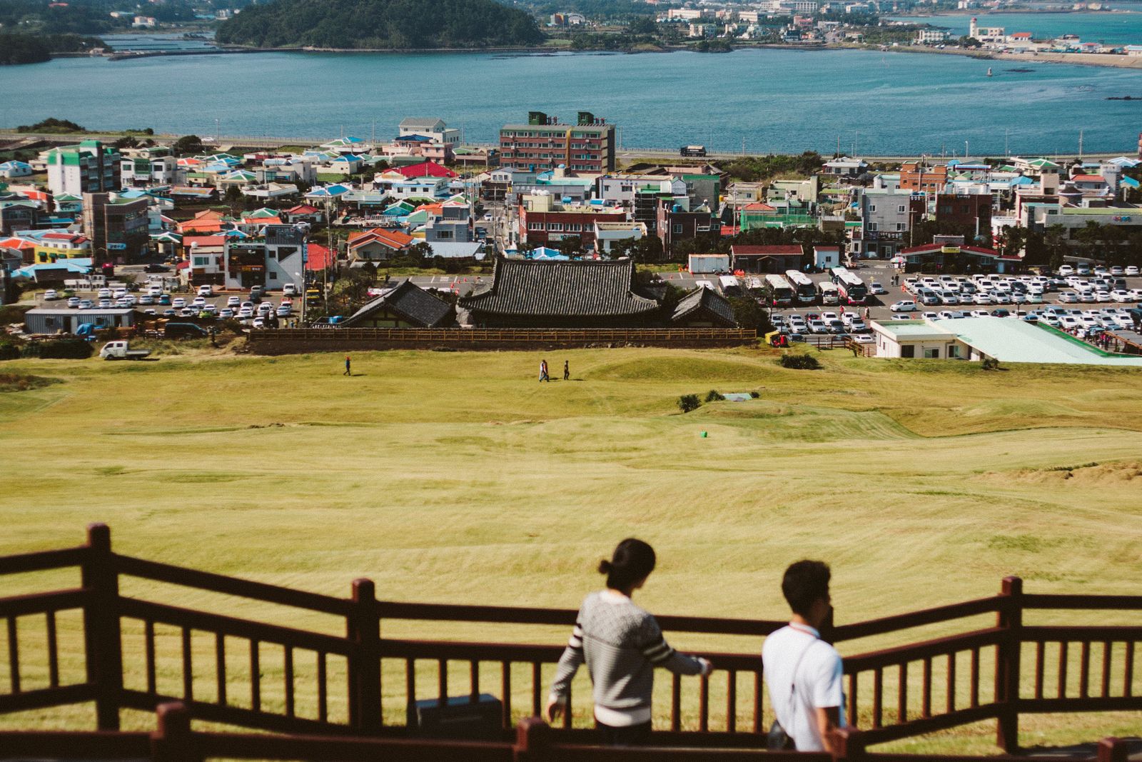 Pemandangan kota pesisir dalam itinerary family trip Jeju Island