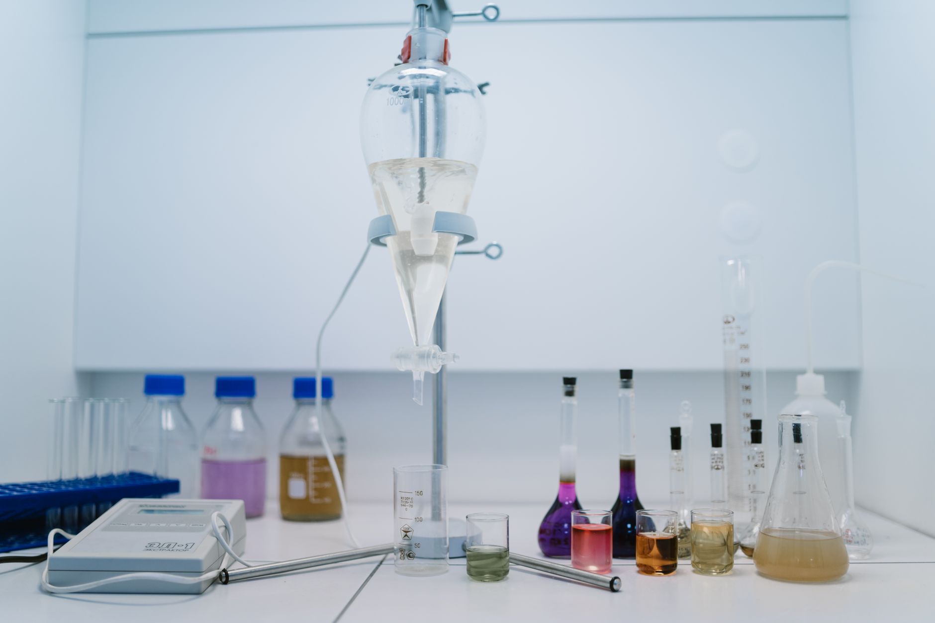 illustration de l'impact du lead nurturing et de l'A/B testing sur le funnel digital des PME