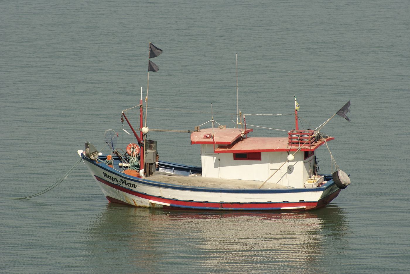 Embarcación de pesca en el mar