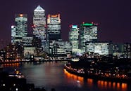 泰晤士河上倒映着伦敦金丝雀码头美丽的夜景