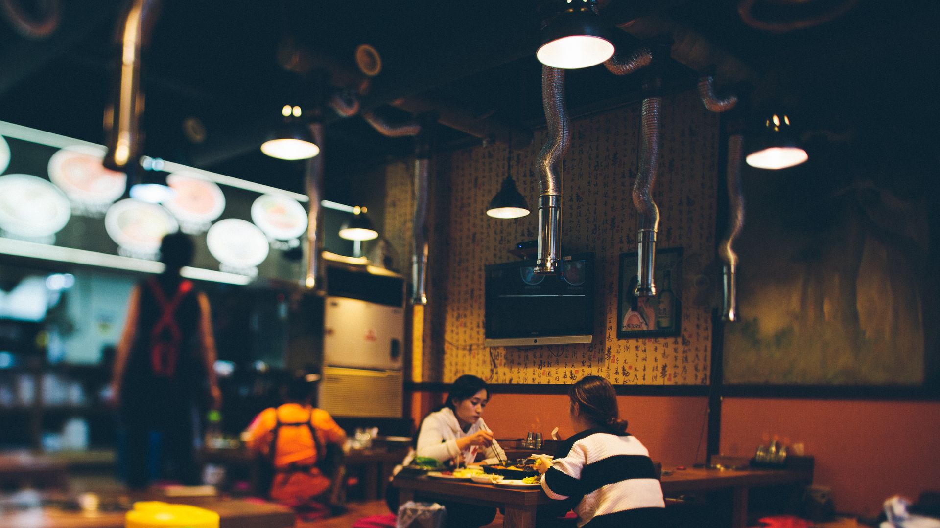 Pengunjung menikmati makan bersama setelah reservasi restoran Korea Selatan berhasil dikonfirmasi