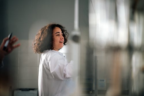 Foto profissional grátis de borrão, cabelo cacheado, dentro de casa