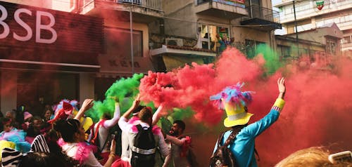 Persone Che Spruzzano Colori Assortiti Di Fumo