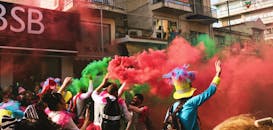 希腊克桑西的街头节日充满活力，烟雾缭绕，人群热闹