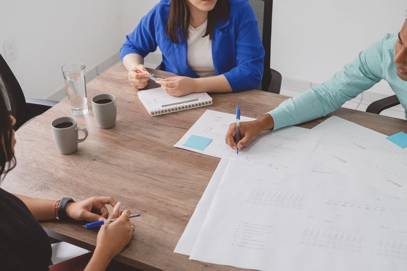 Equipo revisando documentos financieros en junta