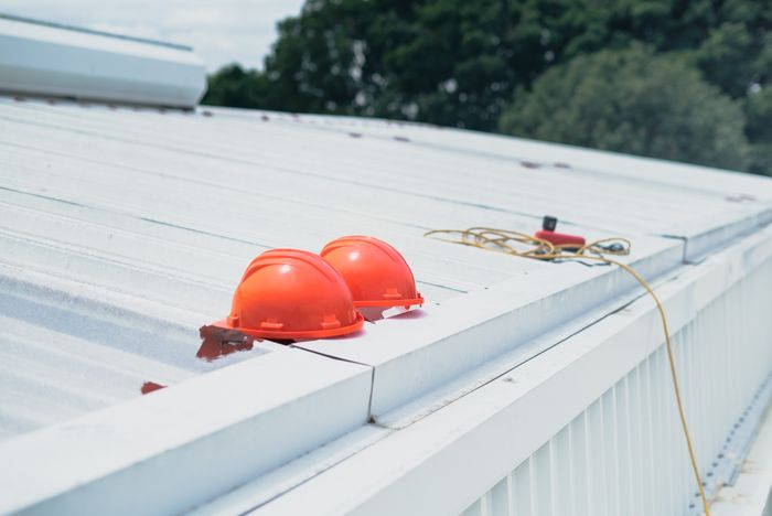 Capacetes e equipamentos de segurança para manutenção técnica