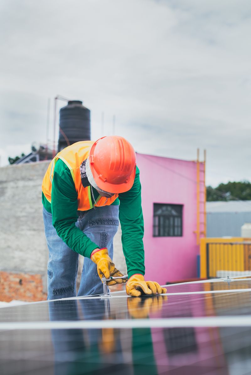 Técnico dando mantenimiento a un panel solar