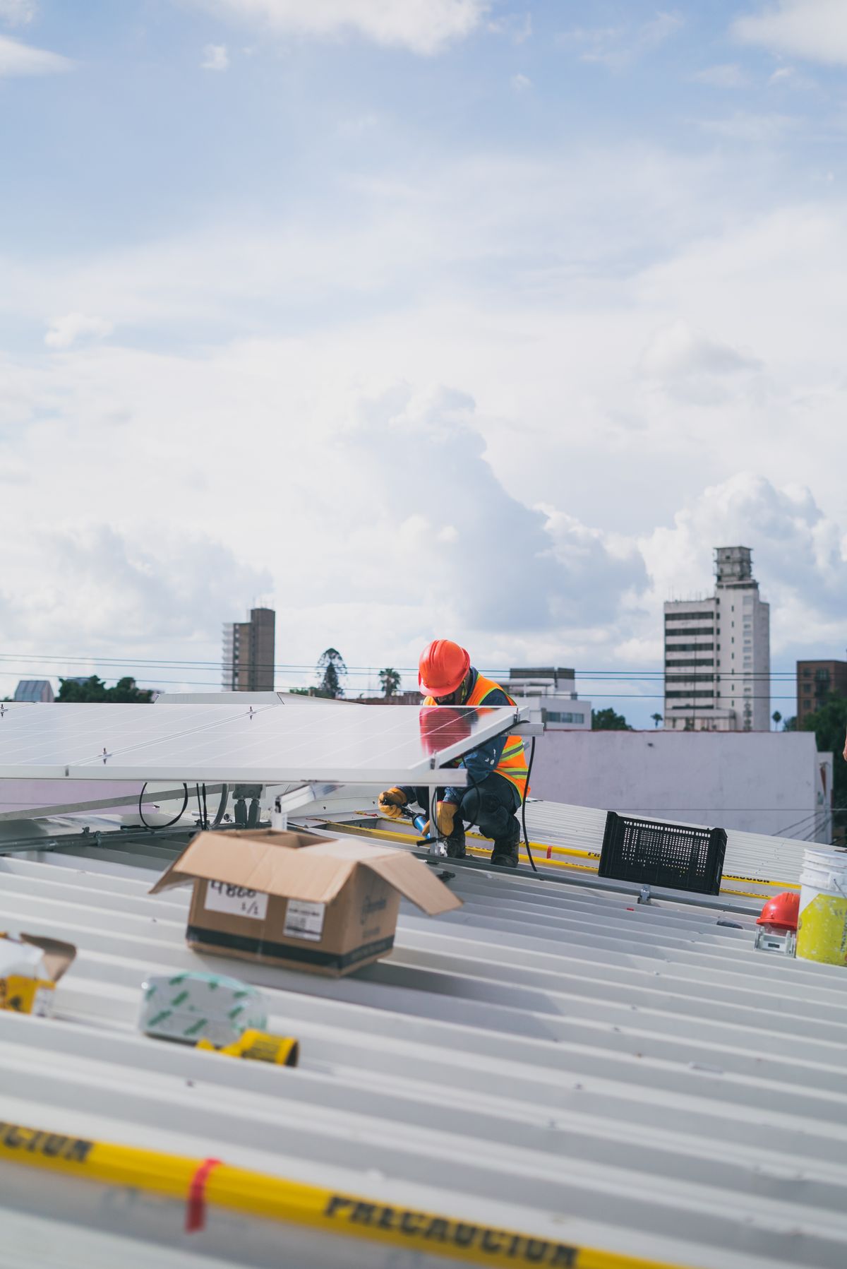 Técnico instalando paneles solares en una vivienda