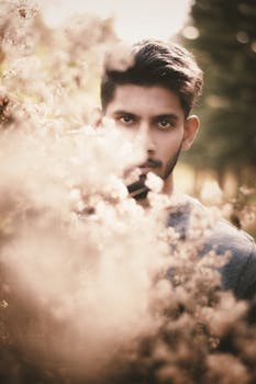 年轻人的肖像，在户外被空灵的树叶包围